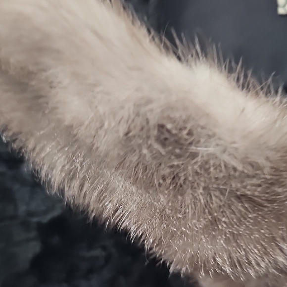 VINTAGE Black Fur Women's Cape with Tan Trim - Picture 4 of 5